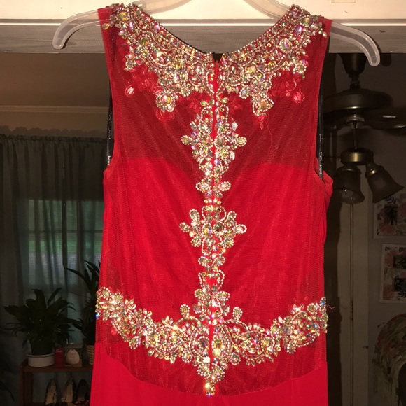 Beautiful red chiffon gown perfect for a Christmas formal dance! - Picture 1 of 8